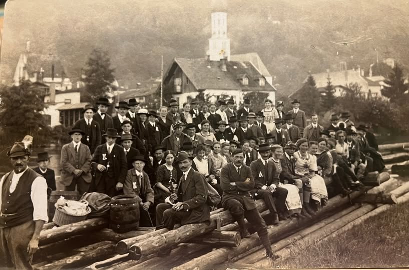 Historisches Foto eines Vergnügungsfloßes in Wolfratshausen
