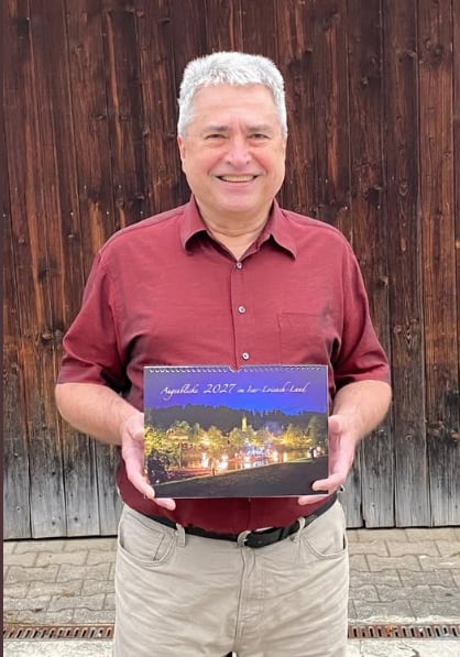 Anton Bauhofer mit dem gewonnenen Kalender
